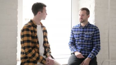 Pencerede Oturan Konuşan Gençler