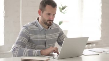 Yetişkin Genç Adam Laptop Üzerinde Çalışıyor