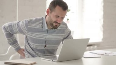 Laptop kullanarak Sırt Ağrısı ile Yetişkin Adam