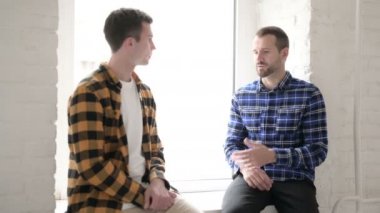 Pencerede Otururken Konuşan Genç Erkekler