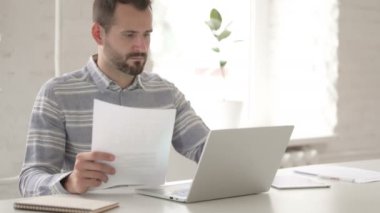 Casual Genç Adam Evrak yapıyor ve Laptop Yazma