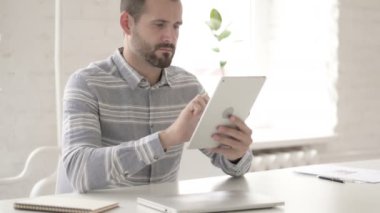 Dijital Tablet Kullanan Yetişkin Genç Adam
