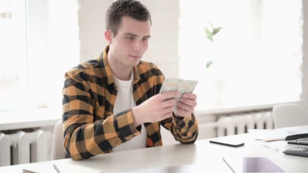 Alkalmi fiatalember számolás dollár papír valuta — Stock videók