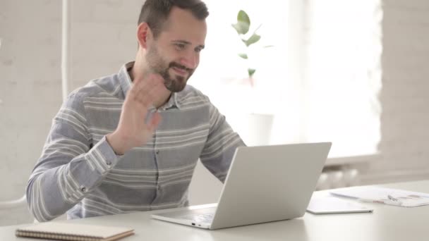 Adulto Jovem Comunicando via Video Chat — Vídeo de Stock