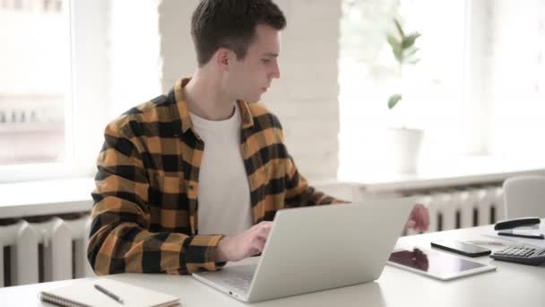 Casual ung man pratar på telefon för arbete — Stockvideo