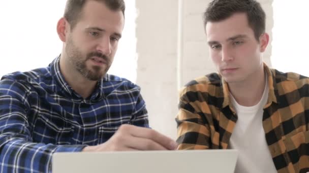 Gente creativa ocupada discutiendo el trabajo en el ordenador portátil, Hablando — Vídeo de stock