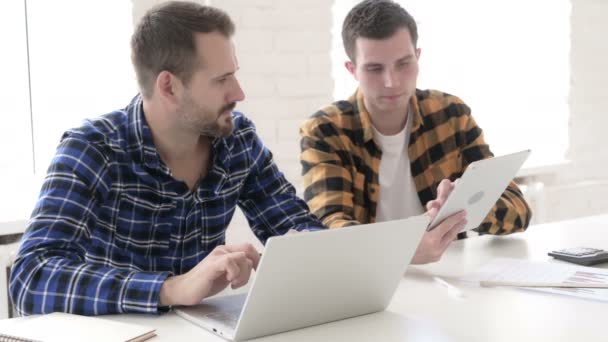 Wütende Kreative kämpfen bei der Arbeit — Stockvideo