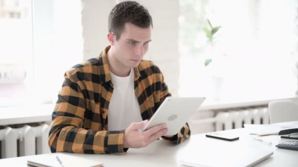 Casual Jovem Homem rolando Internet em Tablet — Vídeo de Stock