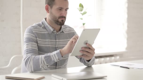 Dorosły młody człowiek za pomocą cyfrowego tabletu — Wideo stockowe