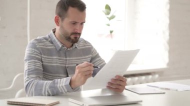 İşYerinde Pensive Man Okuma Belgeleri