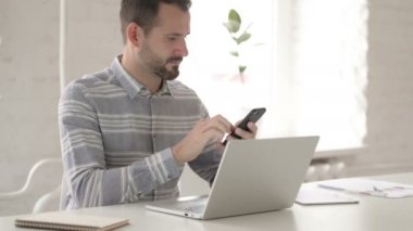 Akıllı Telefon ve Laptop Kullanma Yetişkin Genç Adam