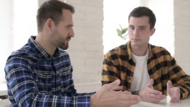 İş Yerinde Kızgın Yaratıcı Genç Adam Arasında Tartışma