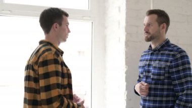 Ayakta Casual Genç Erkekler Talking, Tartışıyor