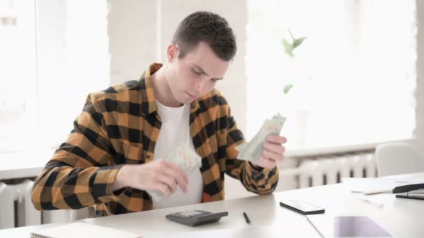 Hombre joven casual calculando finanzas, contando dólares — Vídeos de Stock