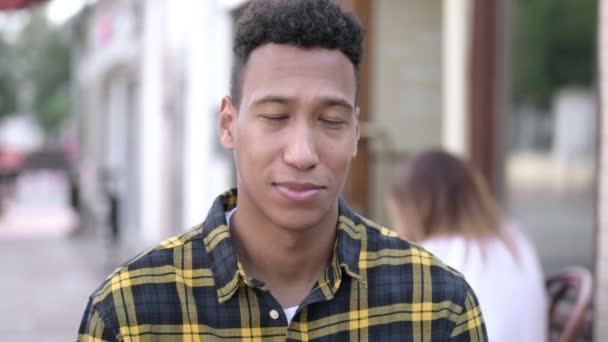 Applauding Young African Man, Clapping — Stock Video