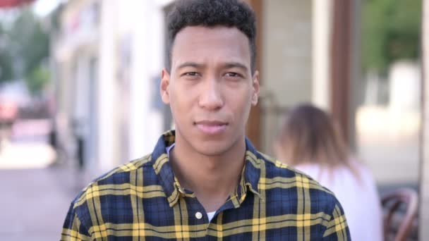 Hasta Genç Afrikalı Adam Öksürük Açık — Stok video