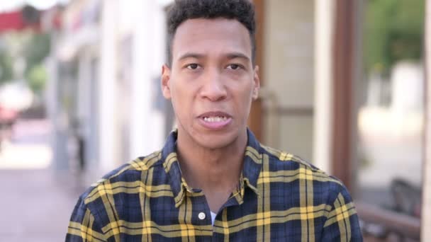 Νέος Αφρικανός άνθρωπος ενθουσιασμένος για την ξαφνική επιτυχία — Αρχείο Βίντεο