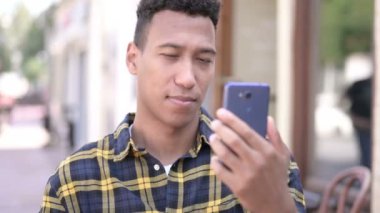 Genç Afrikalı Adam Smartphone Kaybı tarafından Üzgün