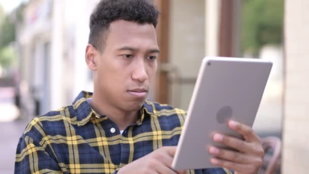 젊은 아프리카 남자 반응 에 손실 에 태블릿, 옥외 — 비디오