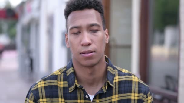 Utomhus porträtt av upprörd ung afrikansk man — Stockvideo