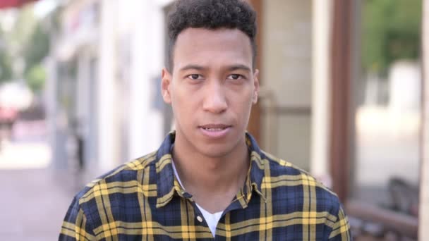 Разгневанный молодой афроамериканец кричит и кричит — стоковое видео