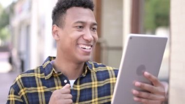 Genç Afrikalı Man tarafından Tablet Açık Görüntülü Sohbet