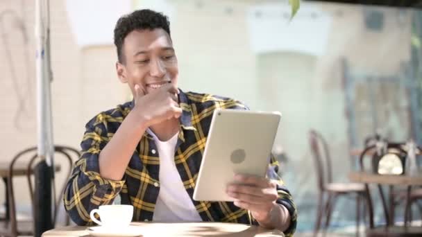 Videochatt på Tablet av unga afrikanska mannen, Utomhus Cafe — Stockvideo