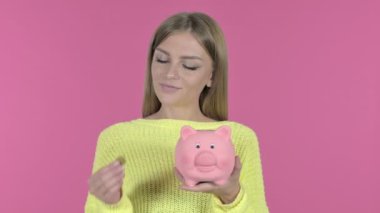 Piggy Bank, Pembe Arka Plan Sikke Ekleme Hırslı Genç Kız