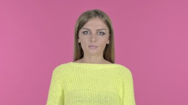 Dudaklar üzerinde Güzel Genç Kız Parmak, Pembe Arka Plan