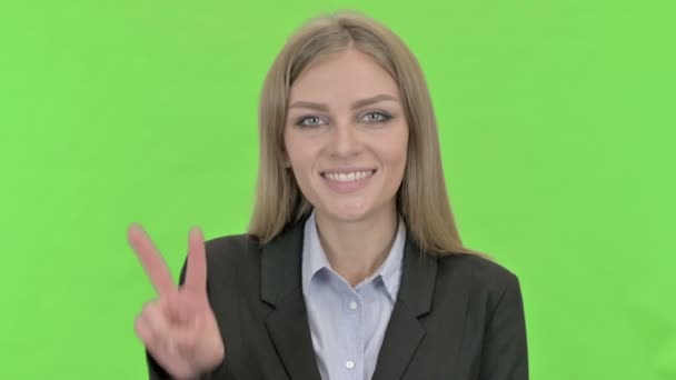 Wesoły biznesmen pokazując zwycięstwo znak przeciw Chroma Key — Wideo stockowe