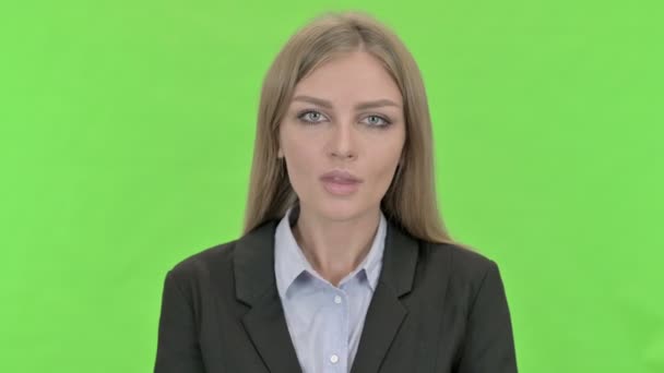 Junge Geschäftsfrau Finger auf Lippen gegen Chroma-Schlüssel — Stockvideo