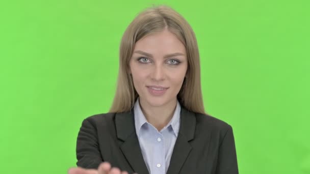 Fröhliche Geschäftsfrau lädt per Handzeichen gegen Chromschlüssel ein — Stockvideo