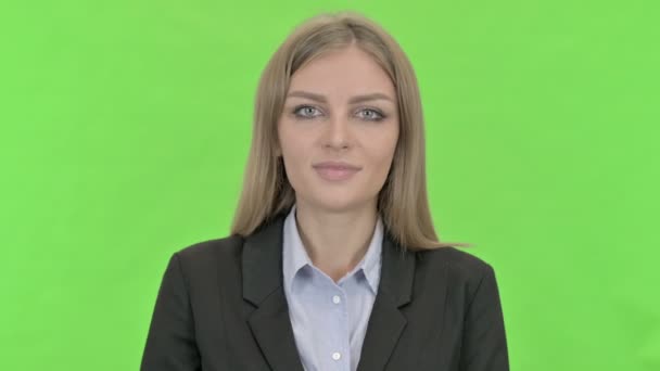 Młody Businesswomen pokazywanie OK znak przeciwko Chroma Key — Wideo stockowe