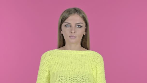 Vacker ung flicka finger på läppar, rosa bakgrund — Stockvideo