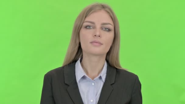 Wesoły młody businesswoman wskazując palec przeciwko Chroma Key — Wideo stockowe