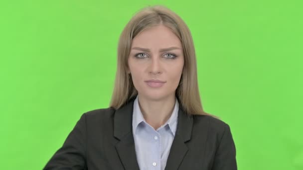 Attraktive Geschäftsfrau zeigt Daumen nach unten gegen Chroma-Schlüssel — Stockvideo