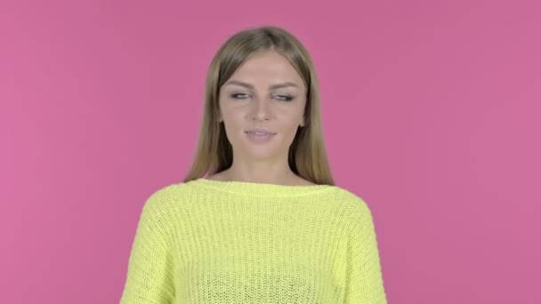 Fröhlich fröhliches Mädchen klatscht und lächelt, rosa Hintergrund — Stockvideo