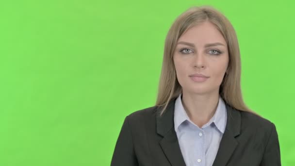 Fröhliche Geschäftsfrau zeigt Handfläche gegen Chroma-Schlüssel — Stockvideo