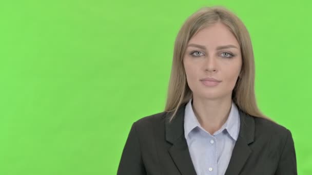 Wesoły biznesmen pokazując otwarte dłoń dłoń przeciwko Chroma Key — Wideo stockowe