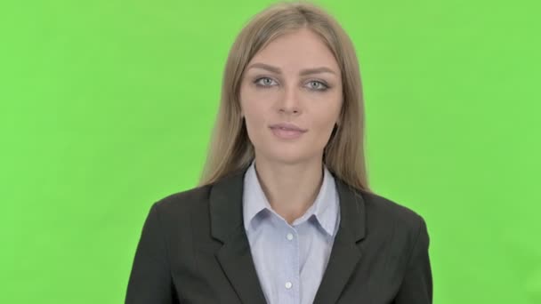 Atrakcyjna businesswoman pokazując klucz przeciw Chroma Key — Wideo stockowe