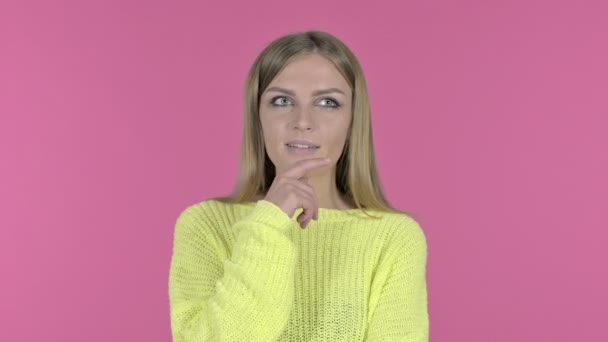 Menina nova pensativo animado sobre a ideia, fundo rosa — Vídeo de Stock