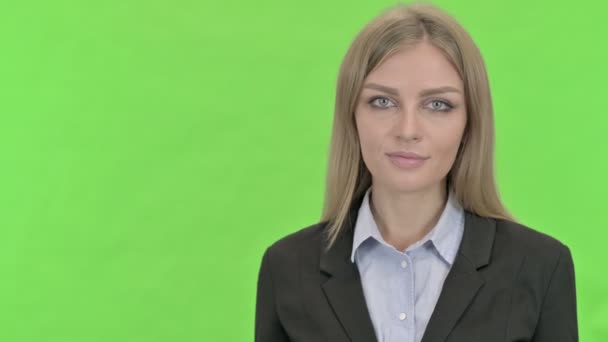 Junge Geschäftsfrau hält Musterhaus gegen Chroma-Schlüssel — Stockvideo