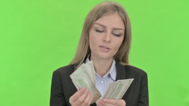 Mulher de negócios bonita contando dinheiro contra Chroma Key — Vídeo de Stock