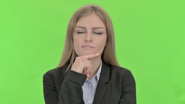 Femme d'affaires ambitieuse penser à quelque chose contre Chroma Key — Video
