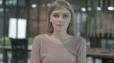 Genç Kadın 'ın Dudağının Üzerinde Portre Çekimi