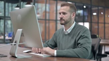 Yorgun Adam Ofis Masasında Hızlı Uyku çekiyor