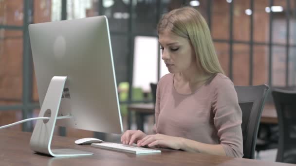 Jovem ambiciosa mulher trabalhando no computador — Vídeo de Stock