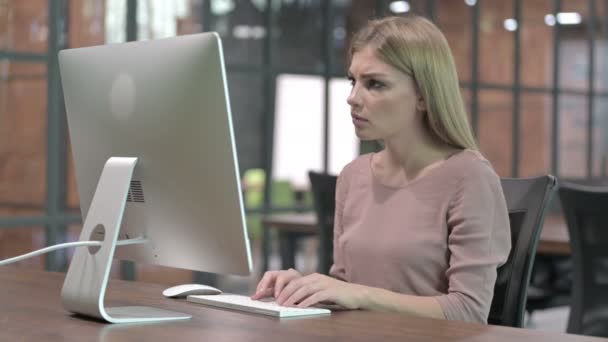 Mujer cansada teniendo dolor de cuello mientras trabaja en la computadora — Vídeo de stock
