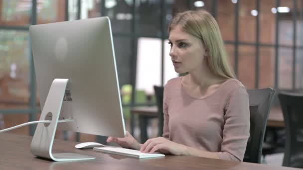 Erfolgsfrau feiert, während sie am Computer arbeitet — Stockvideo