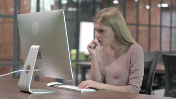 Mujer enferma que tiene tos mientras trabaja en la computadora — Vídeo de stock